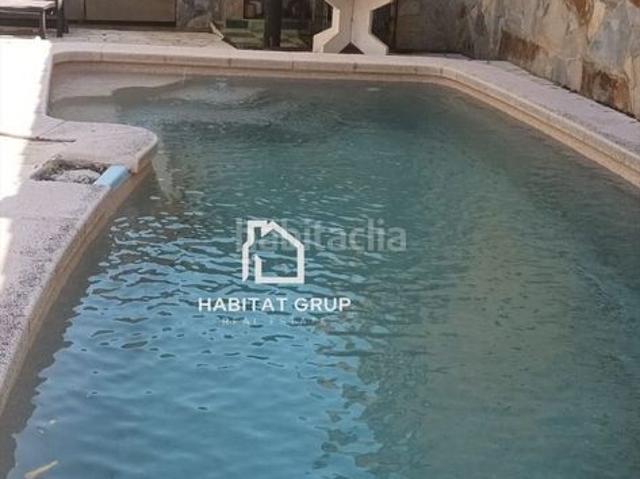 Casa en venta en Riudarenes. Exclusiva casa en el centro de Riudarenes Espacio, confort y tu propio oasis privado. Casas.