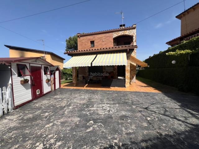 Casa en venta en Roca del Vallès La. Espectacular casa independiente seminueva con jardín en Santa Agnès de Malanyanes. Casas Roca del Vallès.