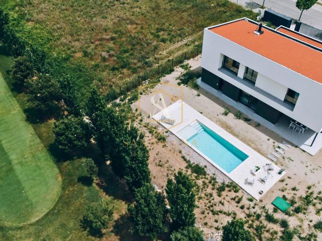 Casa en venta en Roca del Vallès La. LA ÚLTIMA CASA DISPONIBLE EN LA ROCA GOLF RESORT 1.100 m² DE PARCELA, PISCINA Y VISTAS AL GOLF. Casas Roca del Vallès.