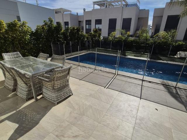 Casa en venta en Rojales. Construida en 2014, esta vivienda se encuentra sobre una amplia parcela de 400 msup2, con un cuidado jardiacuten y una espectacula. Casas.