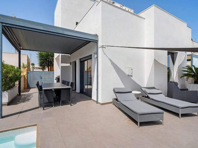 Casa en venta en Rojales. Casa moderna de tres dormitorios en la prestigiosa zona de Doña Pepa, Ciudad Quesada, Costa Blanca. Piscina privada, terrazas, sol. Casas.