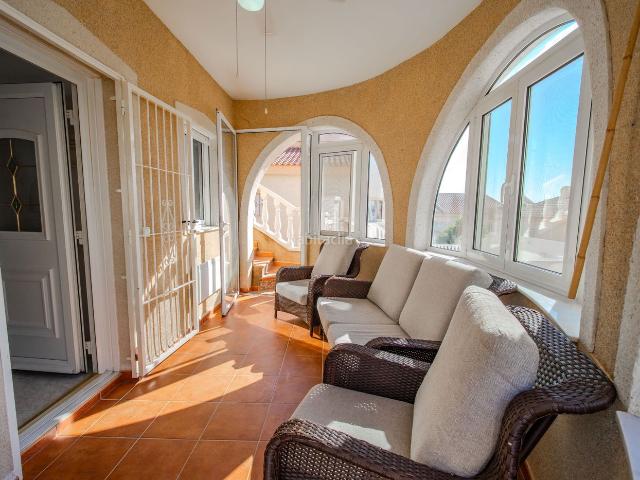 Casa en venta en Rojales, Centro de la Ciudad Quesada. Hay propiedades que destacan por su diseño y otras por el lugar donde se encuentran. Esta villa independiente ofrece un valor difí. Casas.