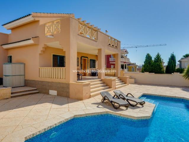 Casa en venta en Rojales, Centro de la Ciudad Quesada. LISTA PARA HABITAR! Hermosa villa con una excelente ubicación en Ciudad Quesada! Bienvenido a esta encantadora villa española en. Casas.