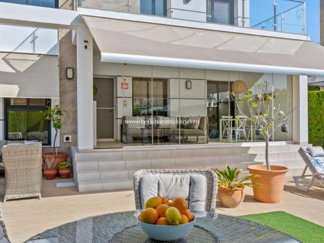 Casa en venta en Rojales. Bienvenido a esta elegante y bellamente presentada villa en la codiciada Ciudad Quesada, ofrecida por 569.000. La propiedad se en. Casas.
