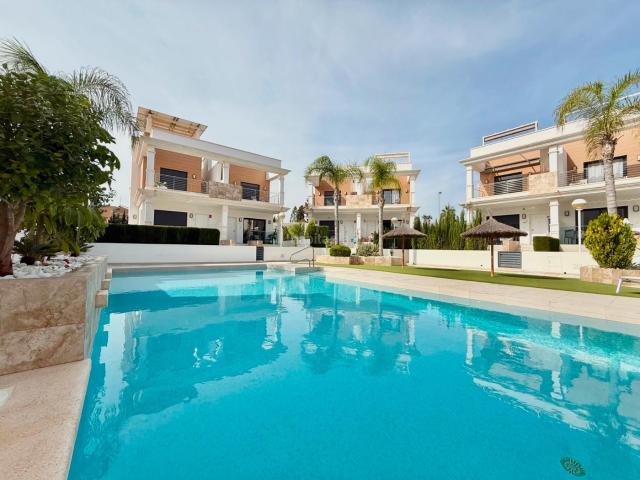 Casa en venta en Rojales. Bienvenido a su paraíso privado durante todo el año en Ciudad Quesada Esta elegante casa adosada de 3 dormitorios, 2 baños y 1 ase. Casas.