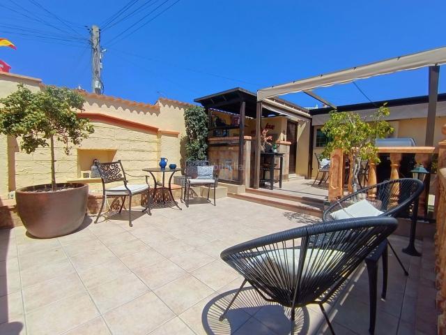 Casa en venta en Rojales. Bungalow de 34 dormitorios renovado en una amplia parcela en esquina con solario privado en Ciudad Quesada! Situado en una zona cé. Casas.