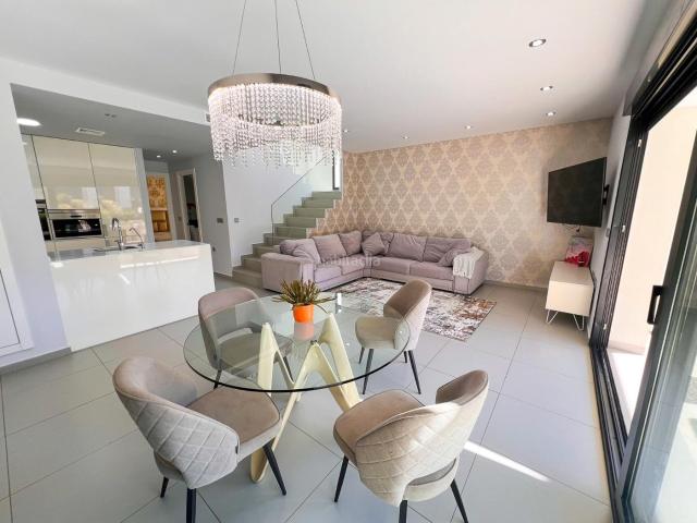 Casa en venta en Rojales. Descubra esta villa independiente de estilo contemporáneo, construida en 2014 y pensada para quienes valoran la privacidad, la lum. Casas.