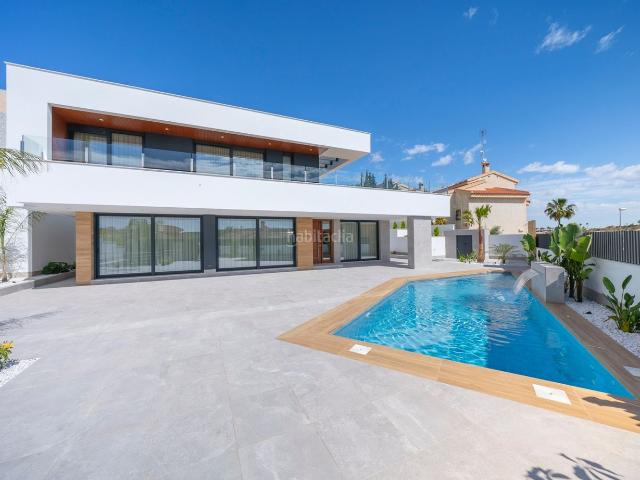 Casa en venta en Rojales. Descubra esta exclusiva villa de disentildeo contemporaacuteneo situada en una de las zonas maacutes demandadas de Ciudad Quesada. Casas.
