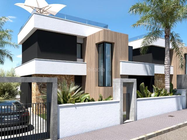 Casa en venta en Rojales. Esta promoción incluye bungalows en planta baja y planta alta con solárium, así como villas independientes, diseñadas para adaptar. Casas.
