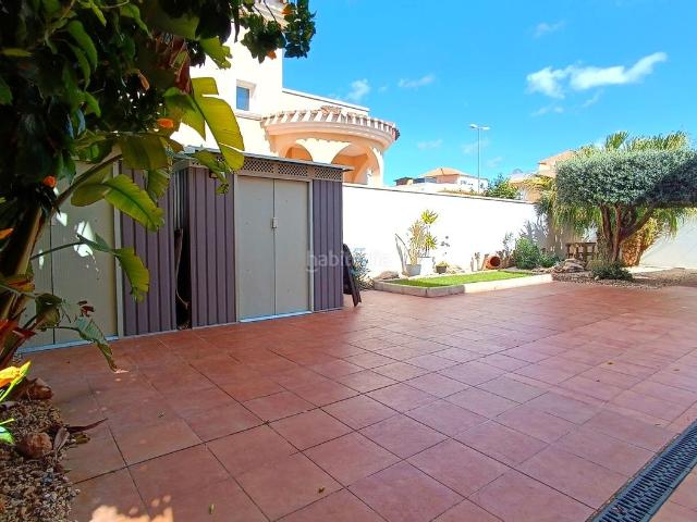 Casa en venta en Rojales. Espaciosa villa independiente de 4 dormitorios orientada al sur con construcción reconvertida en parcela de esquina, Ciudad Quesad. Casas.