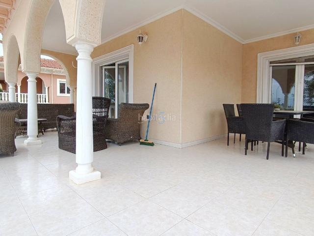 Casa en venta en Rojales. Espaciosa villa independiente de 4 habitaciones con piscina privada y vistas al lago en el centro de Ciudad Quesada! Situada en pl. Casas.
