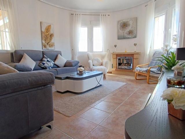 Casa en venta en Rojales. Impresionante villa independiente de 3 dormitorios y 3 baños está situada en una generosa parcela de esquina de 500 m en la codici. Casas.