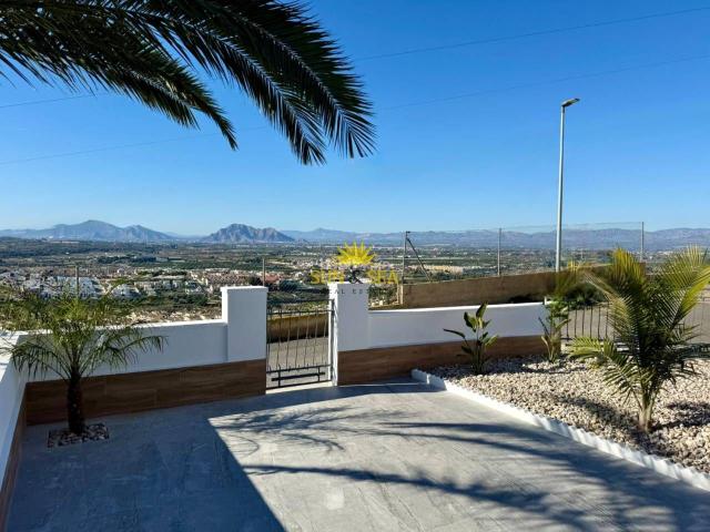 Casa en venta en Rojales. iexclVENTA DE CHALET EN CIUDAD QUESADA, ALICANTE!iexclMagniacutefica oportunidad de compra en una de las zonas maacutes demandadas. Casas.