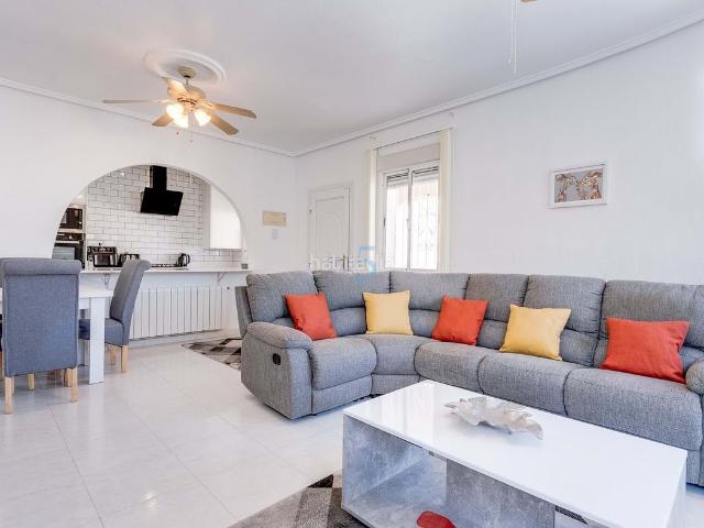 Casa en venta en Rojales, La Marquesa. Impresionante villa independiente reformada de 3 dormitorios y 3 baños, piscina privada y alojamiento independiente, Ciudad Quesad. Casas.