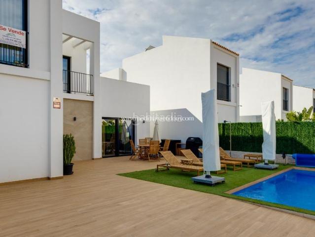Casa en venta en Rojales. Moderna villa de nueva construcción con piscina privada climatizada en Ciudad Quesada, cerca de la playa y los servicios. Bienveni. Casas.