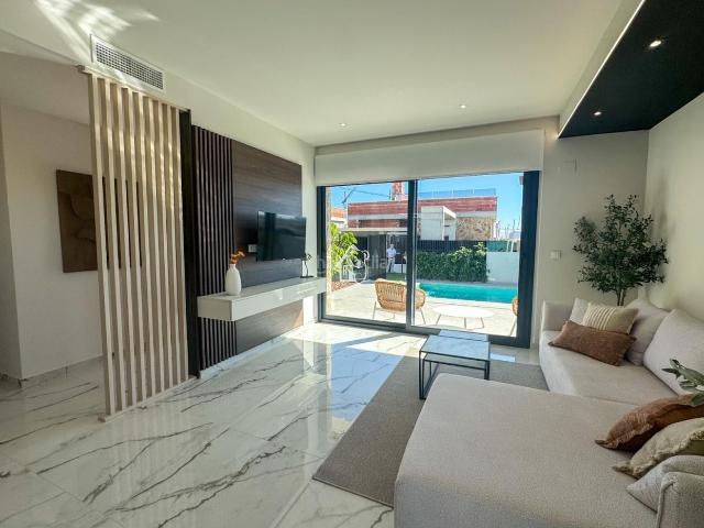 Casa en venta en Rojales. Situada en una de las zonas más apreciadas de Ciudad Quesada, esta villa combina confort, amplitud y un estilo de vida relajado ju. Casas.