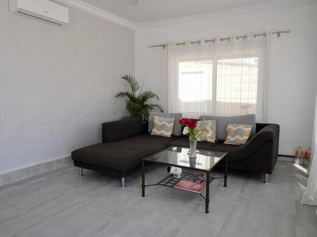 Casa en venta en Rojales. Situada en una ubicacioacuten privilegiada justo en el centro de Ciudad Quesada, esta espaciosa villa independiente de 5 dormitor. Casas.
