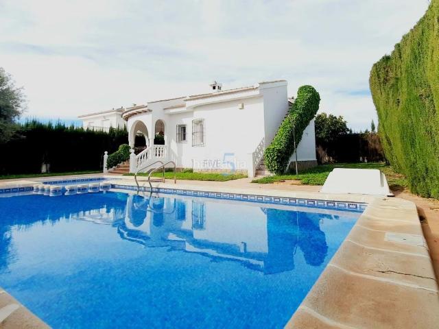 Casa en venta en Rojales. Situada en la tranquila y muy codiciada zona de Pueblo Bravo, Ciudad Quesada, esta encantadora villa de 4 dormitorios y 2 baños of. Casas.