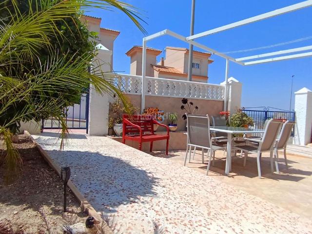 Casa en venta en Rojales, Rojales Hills Rosa Bungalows. Villa independiente de 3 dormitorios orientada al sur con alojamiento independiente en la parte inferior, solarium y piscina comun. Casas.