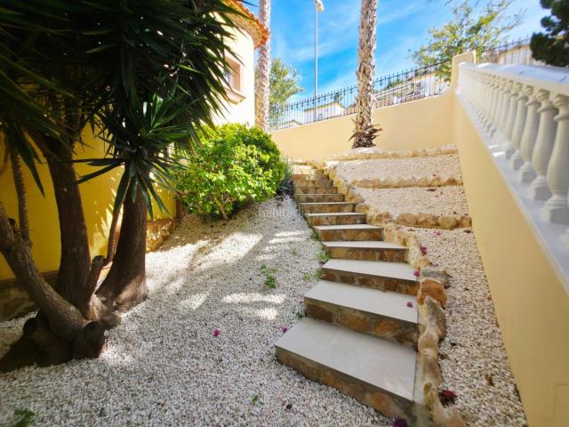 Casa en venta en Rojales. Te presentamos una vivienda uacutenica y completamente reformada, situada en primera liacutenea del campo de golf, con una ubicaci. Casas.