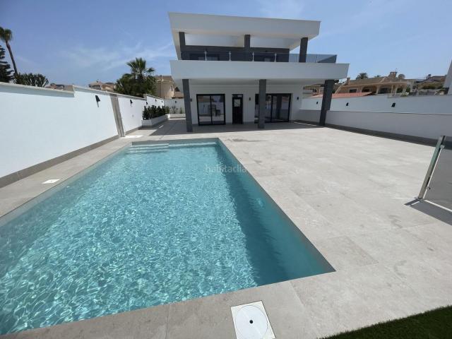 Casa en venta en Rojales. VILLA DE OBRA NUEVA EN ROJALESVilla moderna de nueva construccioacuten en Rojales cerca de todas las comodidades y servicios.Disen. Casas.