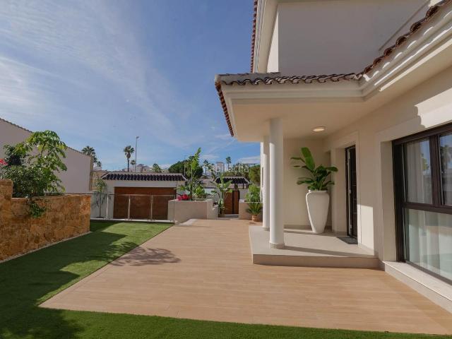 Casa en venta en Rojales. Villa de nueva construcción situado en la urbanización Doña Pepa Ciudad Quesada. Preciosa villa de estilo tradicional e interiore. Casas.