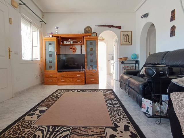 Casa en venta en Rojales. Villa independiente ampliada de 3 habitaciones en un terreno espacioso con gran solario y piscina comunal en Ciudad Quesada. Situa. Casas.