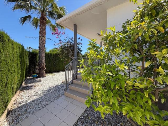 Casa en venta en Rojales. Villa moderna independiente de cuatro dormitorios en la prestigiosa zona de Doña Pepa, Ciudad Quesada. Gran solárium, zonas verdes. Casas.
