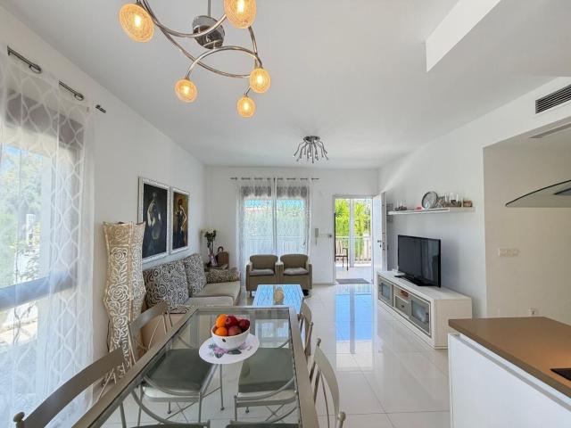 Casa en venta en Rojales. Villa moderna independiente de cuatro dormitorios en la prestigiosa zona de Doña Pepa, Ciudad Quesada. Gran solárium, zonas verdes. Casas.