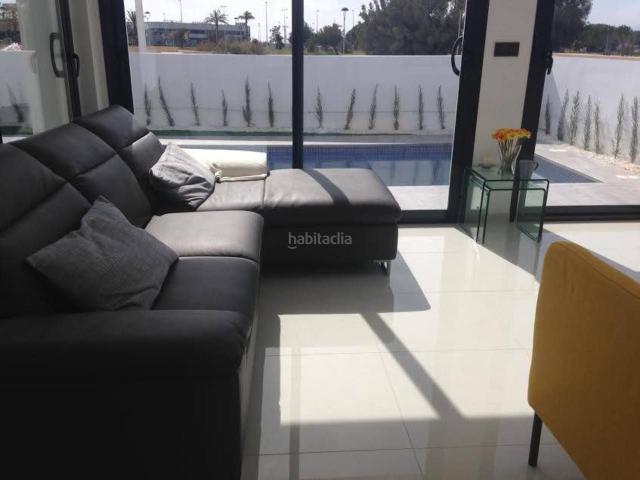 Casa en venta en Romana la. Esta elegante villa independiente de estilo contemporÃneo ofrece la combinaciÃn perfecta de diseÃo moderno y confort. Con una supe. Casas Romana.