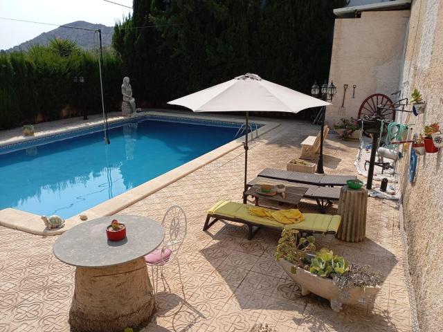 Casa en venta en Romana la. Gran casa rural reformada con piscina privada y amplios espacios entorno tranquilo en el interior de Alicante. Casas Romana.