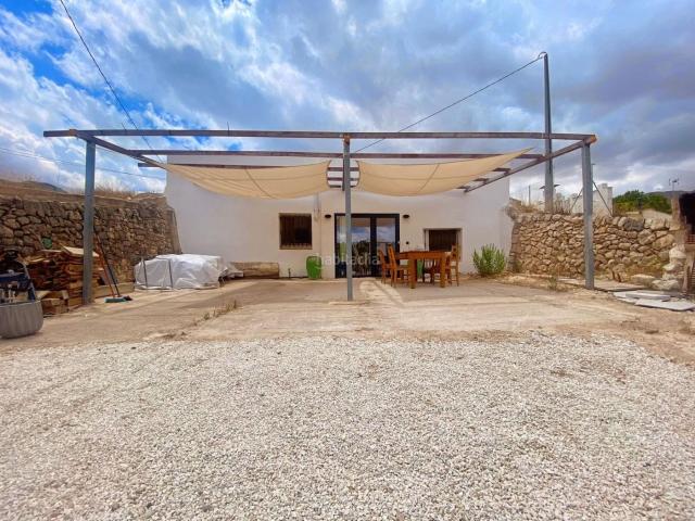 Casa en venta en Romana la. Nos complace presentarles esta casa cueva bellamente renovada, ubicada a tan solo 10 minutos del pintoresco pueblo de La Romana.Es. Casas Romana.