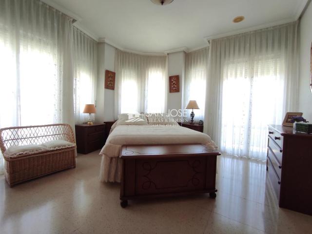Casa en venta en Romana la. SE VENDE CASA DE TRES PLANTAS CON LOCAL COMERCIAL Y SOTANO. Casas Romana.