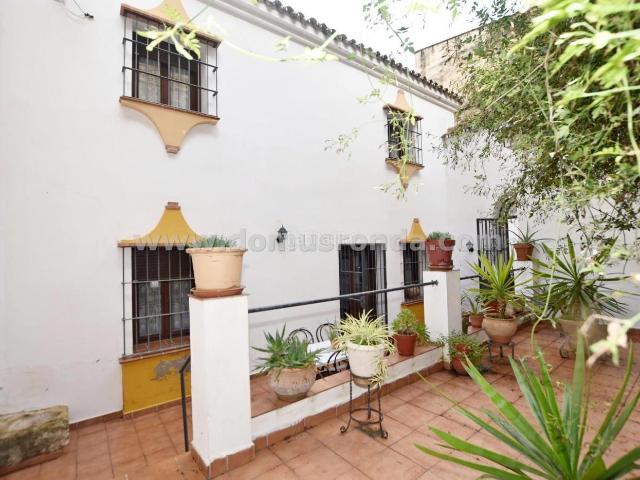 Casa en venta en Ronda, La Ciudad. Amplio inmueble con dos viviendas y garaje en La Ciudad. Casas.