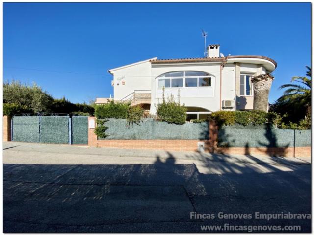 Casa en venta en Roses, Nord Costa Brava. CASA DE 228M2 DIVIDIDA EN 2 NIVELES CON GARAJE EN LA GARRIGA, ROSES. Casas.