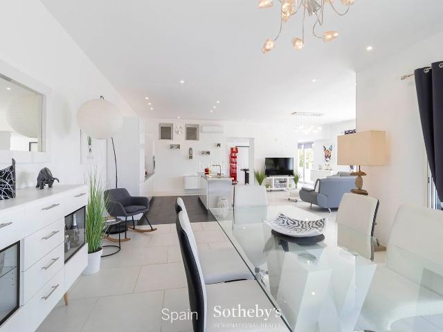 Casa en venta en Roses, Nord Costa Brava. Casa de Estilo Moderno en Zona Residencial en Costa Brava. Casas.