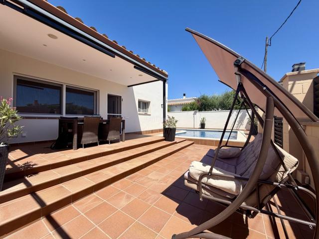 Casa en venta en Roses, Nord Costa Brava. Casa en venta en Roses, en Mas Buscà, un barrio tranquilo donde la gente vive todo el año y desde donde se puede ir andando al cen. Casas.