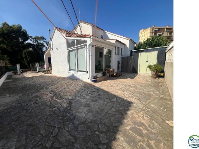 Casa en venta en Roses, Nord Costa Brava. BAJADA DE PRECIO! Casa en Mas Mates con 3 habitaciones terreno y vistas al parque natural. Casas.