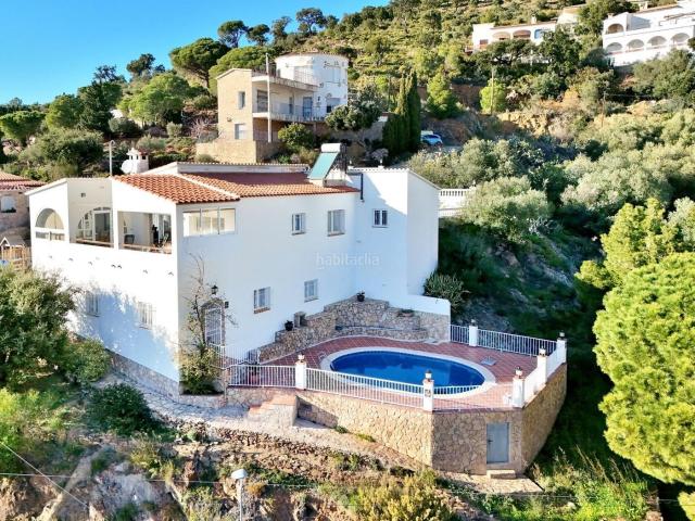 Casa en venta en Roses, Nord Costa Brava. Villa con espectaculares vistas a la bahía de Roses y piscina privada. Casas.