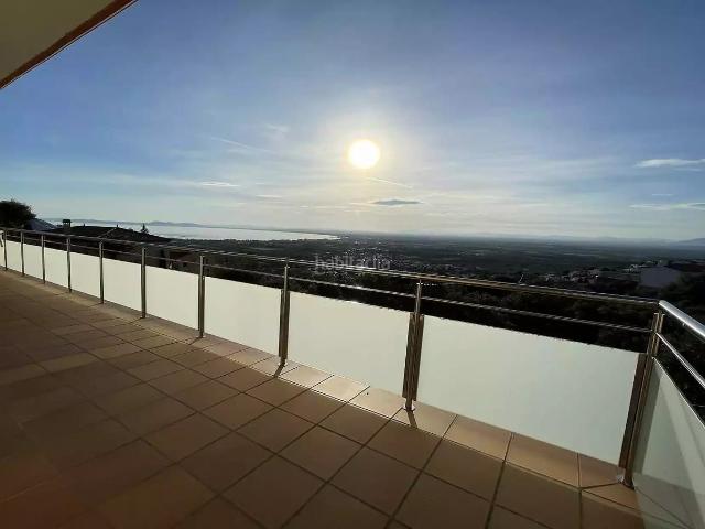 Casa en venta en Roses, Nord Costa Brava. Villa con vista al mar y piscina en la tranquila zona de Mas Fumats dónde pasar momentos inolvidables con su familia. Casas.