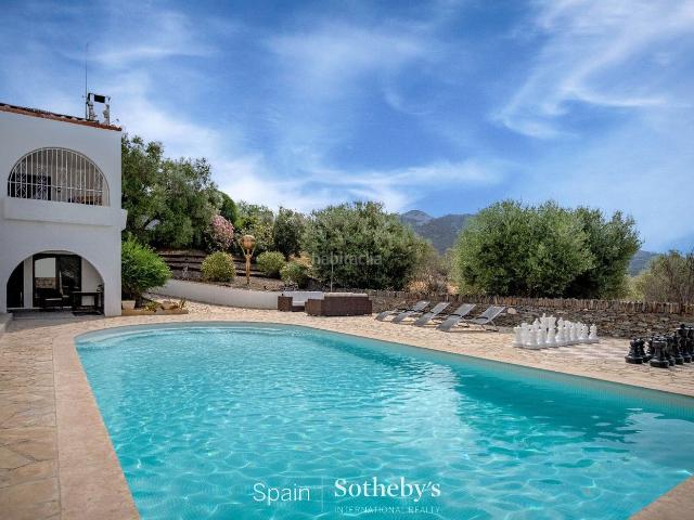 Casa en venta en Roses, Nord Costa Brava. Villa de estilo andaluz con zona de piscina y vistas. Casas.