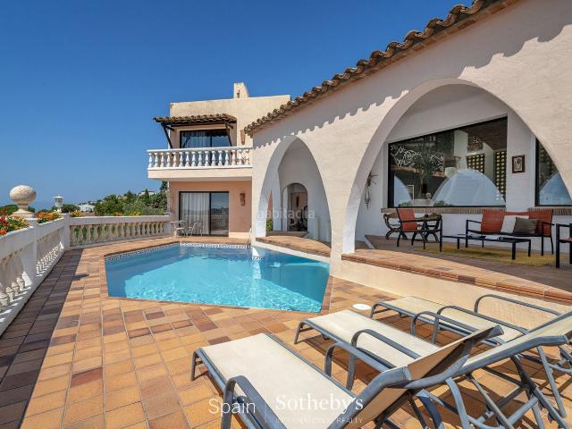 Casa en venta en Roses, Nord Costa Brava. Villa mediterránea con vistas maravillosas y piscina Mas Fumats. Casas.