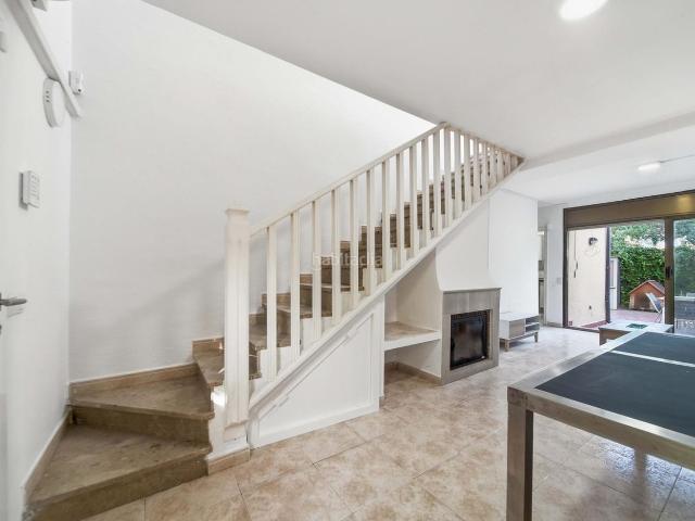 Casa en venta en Roses, Salatar Costa Brava. Casa en urbanización Port Estrella con jardín privado y piscina comunitaria. Casas.
