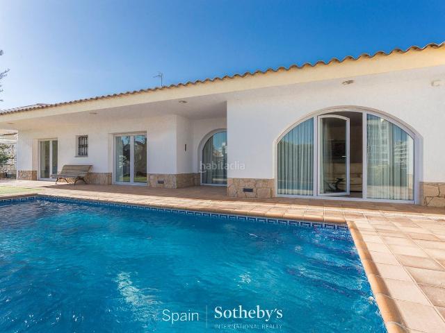 Casa en venta en Roses, Santa Margarida Costa Brava. Villa con amarre privado y piscina en Roses. Casas.