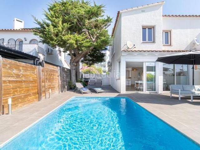 Casa en venta en Roses, Santa Margarida Costa Brava. Villa con piscina, amarre y vista al canal en Santa Margarita, Roses. Casas.