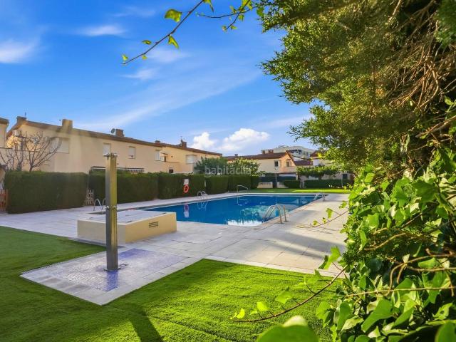 Casa en venta en Roses, Santa Margarida Costa Brava. Casa en urbanización Port Estrella con jardín privado y piscina comunitaria. Casas.