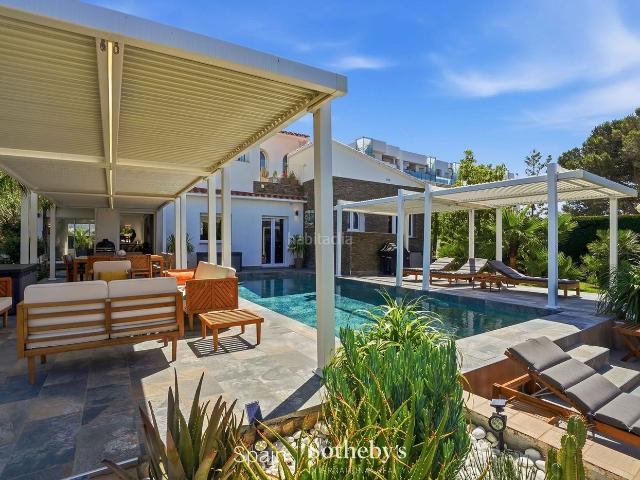 Casa en venta en Roses, Santa Margarida Costa Brava. Elegante villa renovada en una ubicación privilegiada en el canal. Casas.