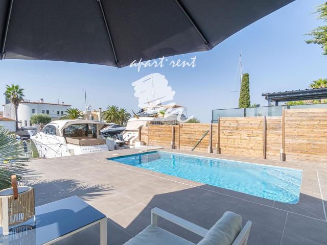 Casa en venta en Roses, Santa Margarida Costa Brava. PORT JOAN Elegante villa con piscina, amarre y acceso directo al canal de Santa Margarita. Casas.