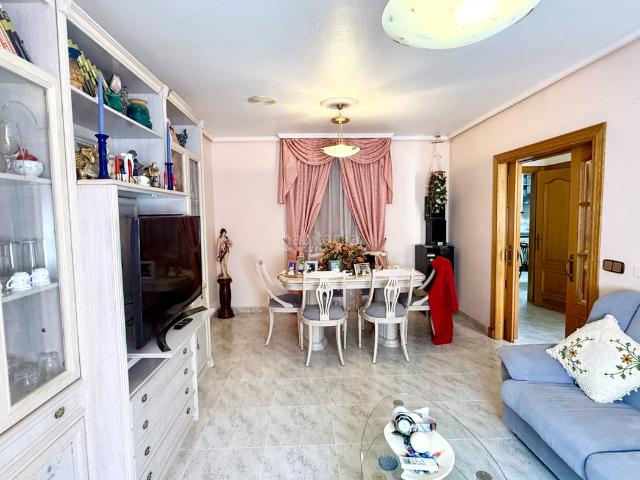 Casa en venta en Roquetas de Mar, Roquetas pueblo. Amplia vivienda de 4 dormitorios con cochera y terraza en Roquetas de Mar. Casas Roquetas de.