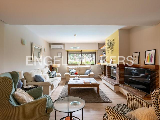 Casa en venta en Rozas de Madrid Las, Yucatán La Cornisa. Vivienda unifamiliar elegante y clásica en Yucatán, Las Rozas. Casas Rozas de Madrid.